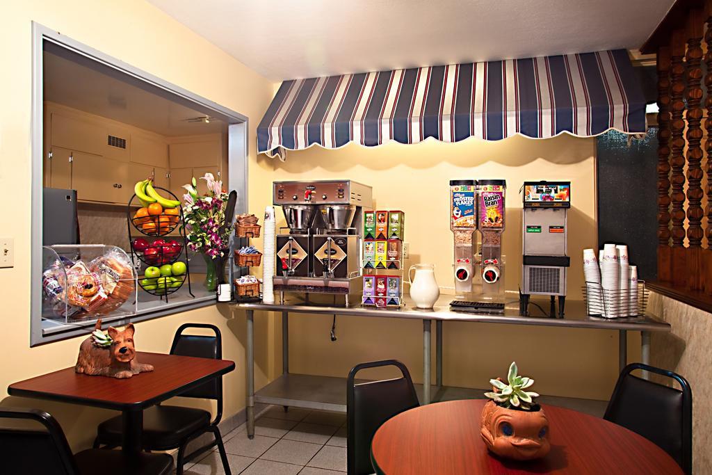 Travelodge Hotel At Lax Лос Анджелис Екстериор снимка
